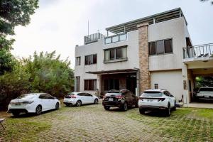 un grupo de coches aparcados delante de una casa en 山禾湖畔, en Xinshe