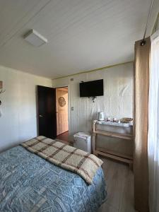 a bedroom with a bed and a sink at Habitación Chilota in Castro