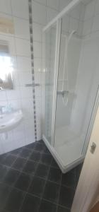 un bagno con doccia e lavandino di Sauda Bed & Breakfast a Sauda