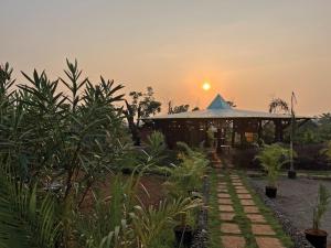 Solopgangen eller solnedgangen set fra resortet