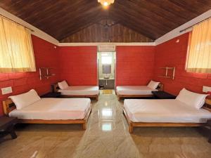 En eller flere senge i et værelse på Mitraay Agro Resort - Vedbhoomi