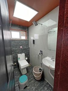 Et badeværelse på Mitraay Agro Resort - Vedbhoomi