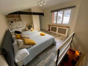 una grande camera da letto con un grande letto con cuscini gialli di Casa Tere Panticosa a Panticosa