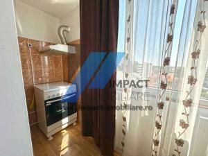 una piccola cucina con fornelli e finestra di Apartament Calea Severinului - 2 camere a Craiova