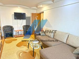 un soggiorno con un divano e un tavolo di Apartament Calea Severinului - 2 camere a Craiova