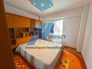 una camera da letto con un letto in una stanza di Apartament Calea Severinului - 2 camere a Craiova