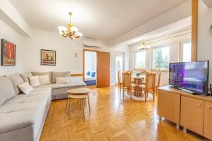 Μια τηλεόραση ή/και κέντρο ψυχαγωγίας στο Lihnidos Home Lakefront 2BR 2Bath 2 Balconies