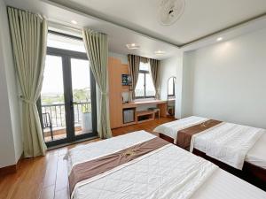 Кровать или кровати в номере Thiên Trang 2 Hotel - Khách sạn gần bến tàu Rạch Giá +60 фотографий