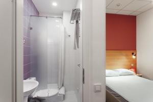 Koupelna v ubytování Orange Hotel