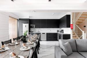 Η κουζίνα ή μικρή κουζίνα στο Villa Luxus Helmi 3 - 23 hlö, Golf Resort +21 φωτογραφίες