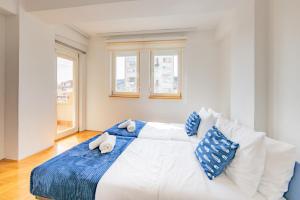 Ένα ή περισσότερα κρεβάτια σε δωμάτιο στο Lihnidos Home Lakefront 2BR 2Bath 2 Balconies