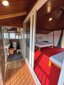 Et badeværelse på Mitraay Agro Resort - Vedbhoomi