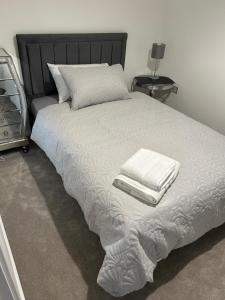 Ένα ή περισσότερα κρεβάτια σε δωμάτιο στο Windsor Gate Room