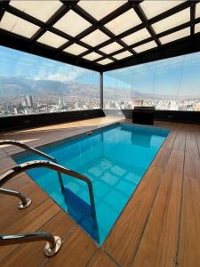 une piscine au milieu d'un immeuble avec vue dans l'établissement Luxury and Relax at 8432 ft, à Cochabamba