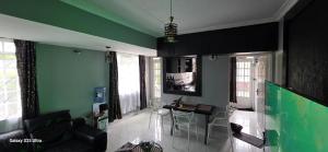 Μια τηλεόραση ή/και κέντρο ψυχαγωγίας στο Armana Elite Homes +5 φωτογραφίες