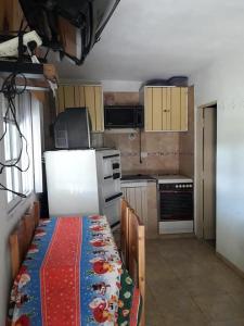 Sueño magico في شابادمالال: مطبخ صغير مع طاولة وثلاجة