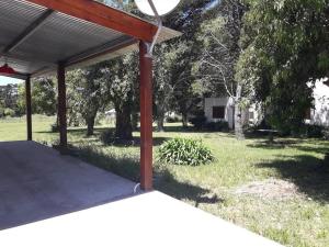 Sueño magico في شابادمالال: جناح في ساحة فيها اشجار وعشب +صورتان