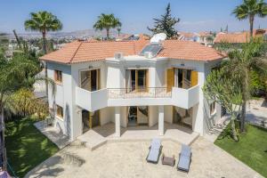 Blue Pearl Villa - 6 Bedroom في بيلا: منظر جوي لمنزل به أشجار نخيل