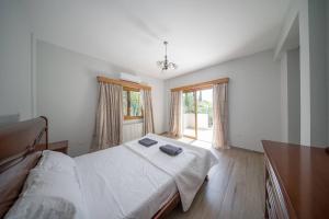 Blue Pearl Villa - 6 Bedroom في بيلا: غرفة نوم بها سرير عليه منشفتان +37 صورة