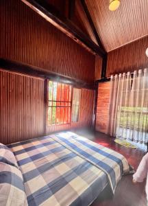a bedroom with a large bed in a room at Sapung homestay Bảo Lộc in Blao Srê