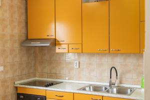 Η κουζίνα ή μικρή κουζίνα στο Lihnidos Home Lakefront 2BR 2Bath 2 Balconies +19 φωτογραφίες