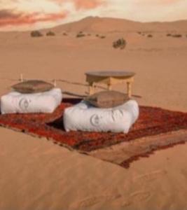een schilderij van drie objecten in de woestijn bij Merzouga Camping Sahara in Adrouine
