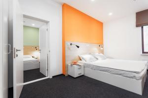 Postel nebo postele na pokoji v ubytování Orange Hotel