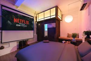 een projectiescherm in een kamer met een tv bij RUM Studio 5 in Ho Chi Minh-stad