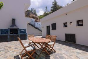 Φωτογραφία από το άλμπουμ του Kakopetria Luxury Villa w pool στην Κακοπετριά