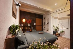 een woonkamer met een bed en een bank bij RUM Studio 5 in Ho Chi Minh-stad +44 foto's