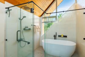 een badkamer met een glazen douche en een bad bij Luxury Villa - Pool - Gym - Steam Room - Garden in Ko Pha Ngan +15 foto's