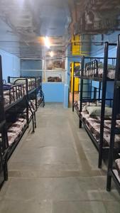 une chambre avec plusieurs lits superposés dans une pièce dans l'établissement Backpackers Inn, à Panaji 13 autres photos