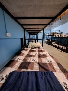 une chambre avec deux lits superposés dans une pièce dans l'établissement Backpackers Inn, à Panaji