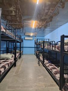 - une rangée de lits superposés dans une chambre dans l'établissement Backpackers Inn, à Panaji