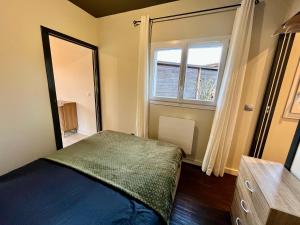 Gîte avec Terrasse et parking privé في Charnècles: غرفة نوم بها سرير ونافذة