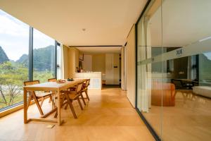 ein Esszimmer mit Tisch und Stühlen in der Unterkunft TUI Blue Yangshuo Xiangheli Hotel in Yangshuo