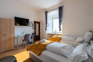 a hotel room with two beds and a desk at Quiet Studio - 2 Single Beds - Central - Netflix in Leoben