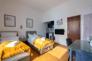 a bedroom with two beds and a dining room at Quiet Studio - 2 Single Beds - Central - Netflix in Leoben