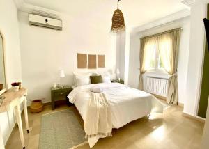 Кровать или кровати в номере Le Vert Panoramique, a green haven with terrace