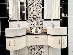 Ванная комната в Le Vert Panoramique, a green haven with terrace