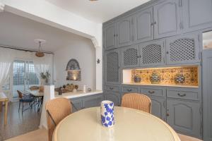 Кухня или мини-кухня в Maison ltoile de Sidi Bou Sad - 360 Sea View
 +8 фотографий