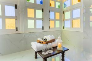 NāiAryavarta A Boutique Abode的客房设有窗户和带蜡烛的桌子。