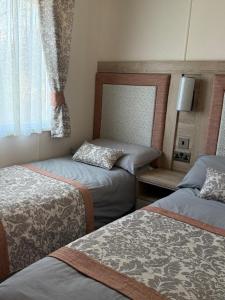 Giường trong phòng chung tại Bishops Beach Stays