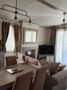 TV/trung tâm giải trí tại Bishops Beach Stays