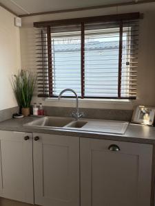 Nhà bếp/bếp nhỏ tại Bishops Beach Stays +18 ảnh