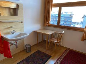 Haus Margret في ميلاو: حمام مع حوض وطاولة ونافذة +30 صورة