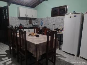 弗雷谢拉斯hostel xamã的厨房里有一张桌子和一台白色冰箱