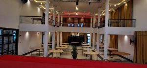 una habitación con mesas y sillas en un edificio en Tigris Residence, en Bulenga 16 fotos más