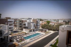 LivadhiaKalamon Luxury Suite 203 w Pool and Gym的带游泳池的建筑物的鸟瞰图