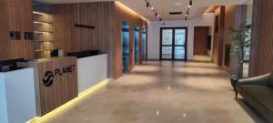 un couloir d'un bureau avec des murs en bois dans l'établissement Planet Residence - Harmony Lux, à Niš